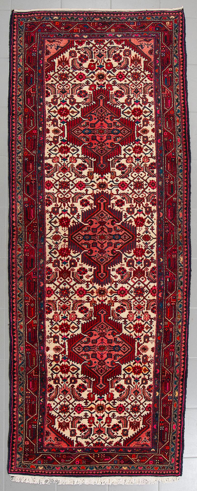 A Hosseinabad rug, 281 x 106 cm.