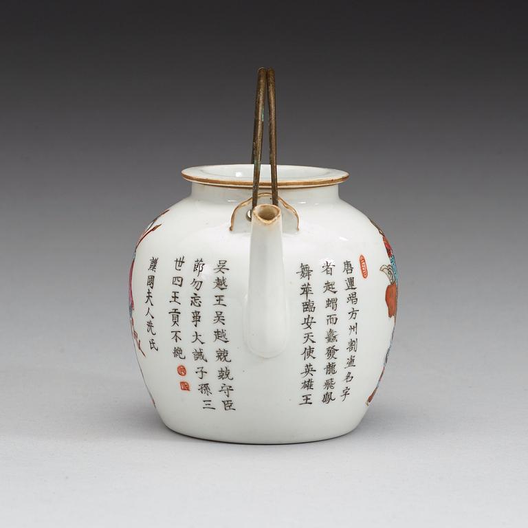 A famille rose teapot, Qing dynasty late 19 century.