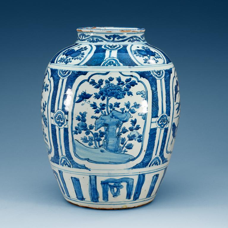 A large blue and white jar, Ming dynasty, Wanli (1573-1620).