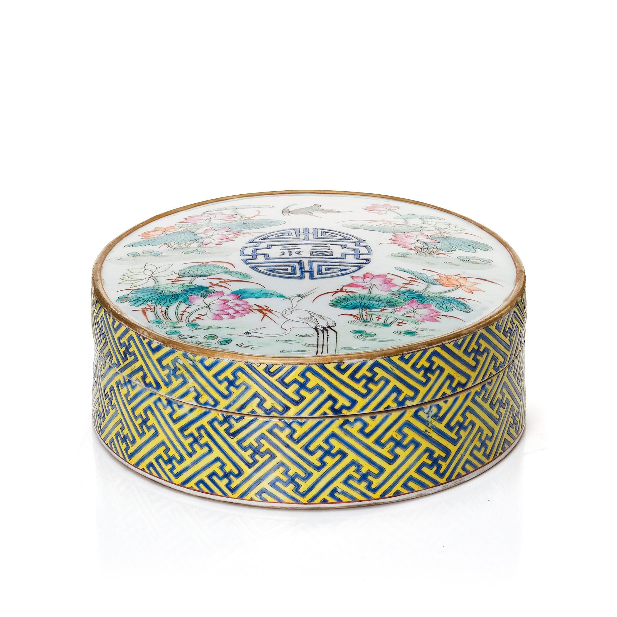 A circular sweet meat box, Qing dynasty with Guangxu mark and of the period (1874-1908).