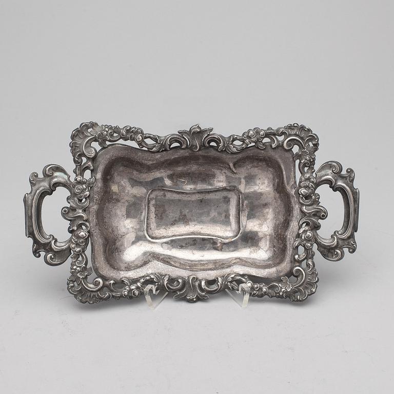 BRÖDKORG. Silver. Nyrokoko, 1800-talets andra hälft. Ca 165 g.