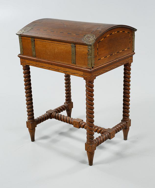 SCHATULL PÅ BENSTÄLLNING, barockstil, 1900-tal.