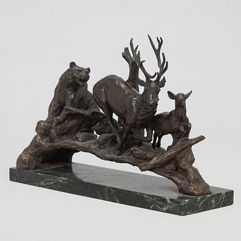 Veistos, pronssi, karhu ja kauriit.