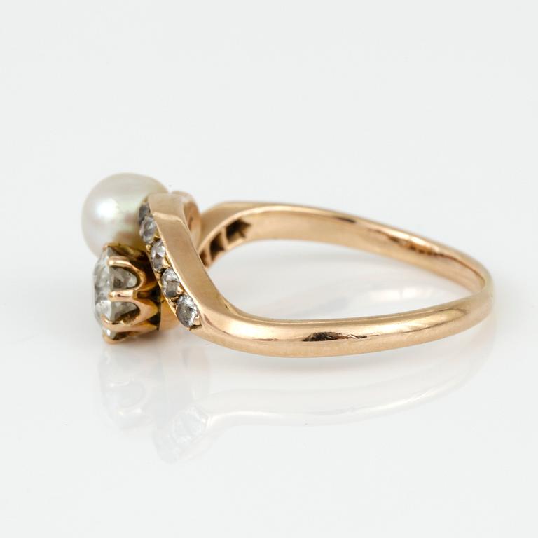 RING, 14K guld med troligen orientalisk pärla samt gammalslipad diamant ca 0,60 ct. Vikt ca 2,80 gram.