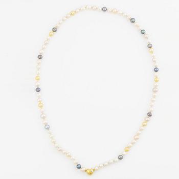 Ole Lynggaard clasp in 18K gold with a round brilliant-cut diamond and a necklace of cultured freshwater pearls.