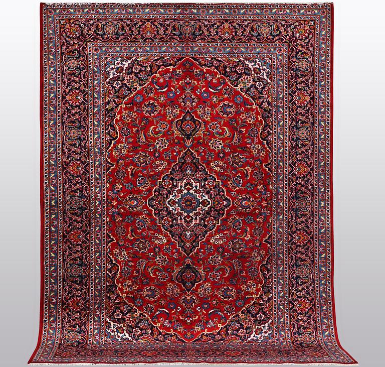 A carpet, Kashan, ca 370 x 267 cm.