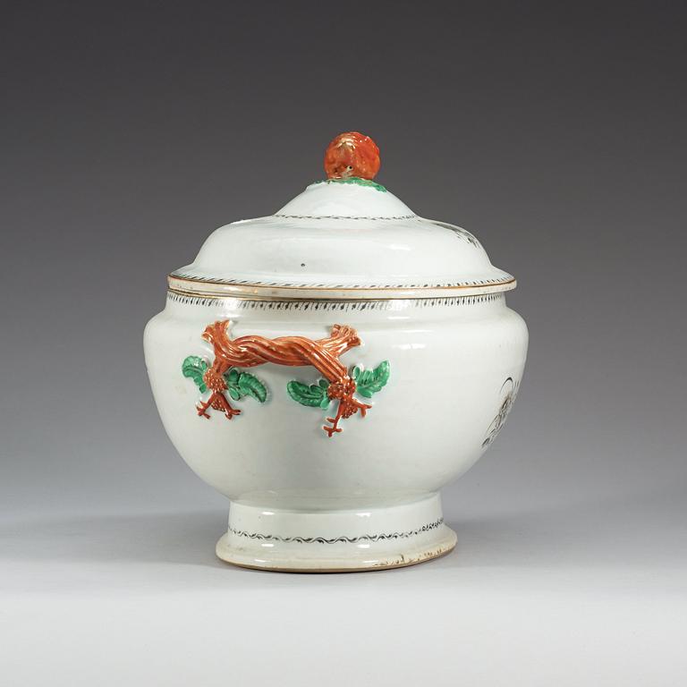 A grisaille and enamelled tureen with cover, Qing dynasty, Jiaqing (1796-1820).