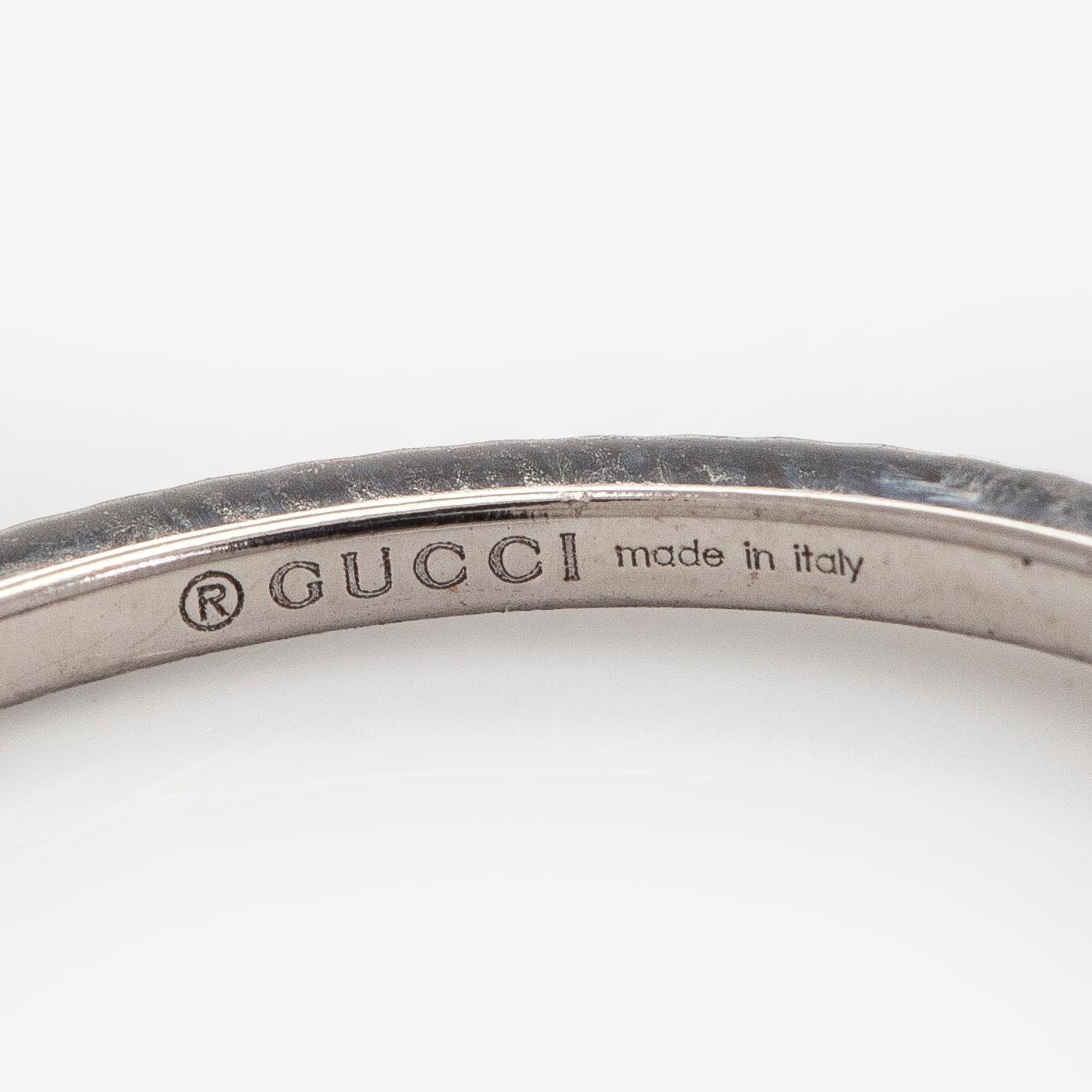 Gucci, sormus, "GG Running Charm", 18K valkokultaa ja timantteja.