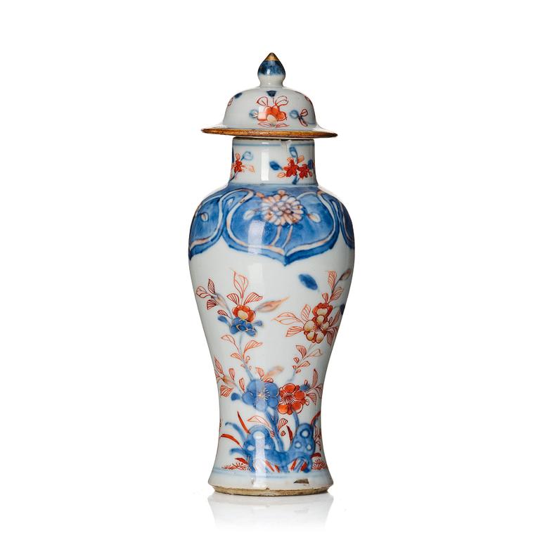 A Chinese imari vase with cover, Qing dynasty, early 18th Century, with Johanneum mark N:145x.