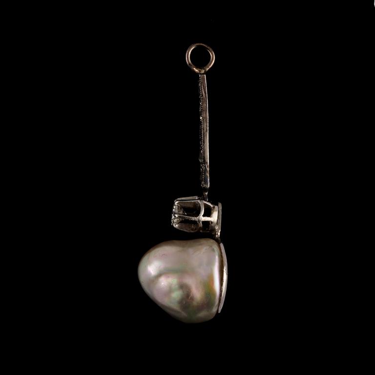 HÄNGE, 18k vitguld med fasettslipade diamanter samt barock pärla. Vikt 2 g.