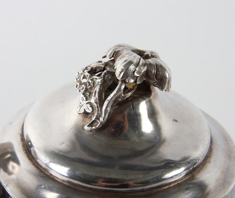 KANNA på RECHAUD, silver, bl a J C Thorning, Köpenhamn 1855 resp 1921.