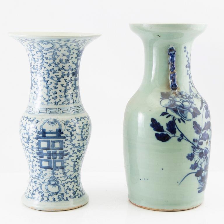 Two Chinese blue and white vases, early 20th centruy.