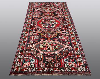 A RUNNER, Bakhtiari, ca 318 x 123 cm.