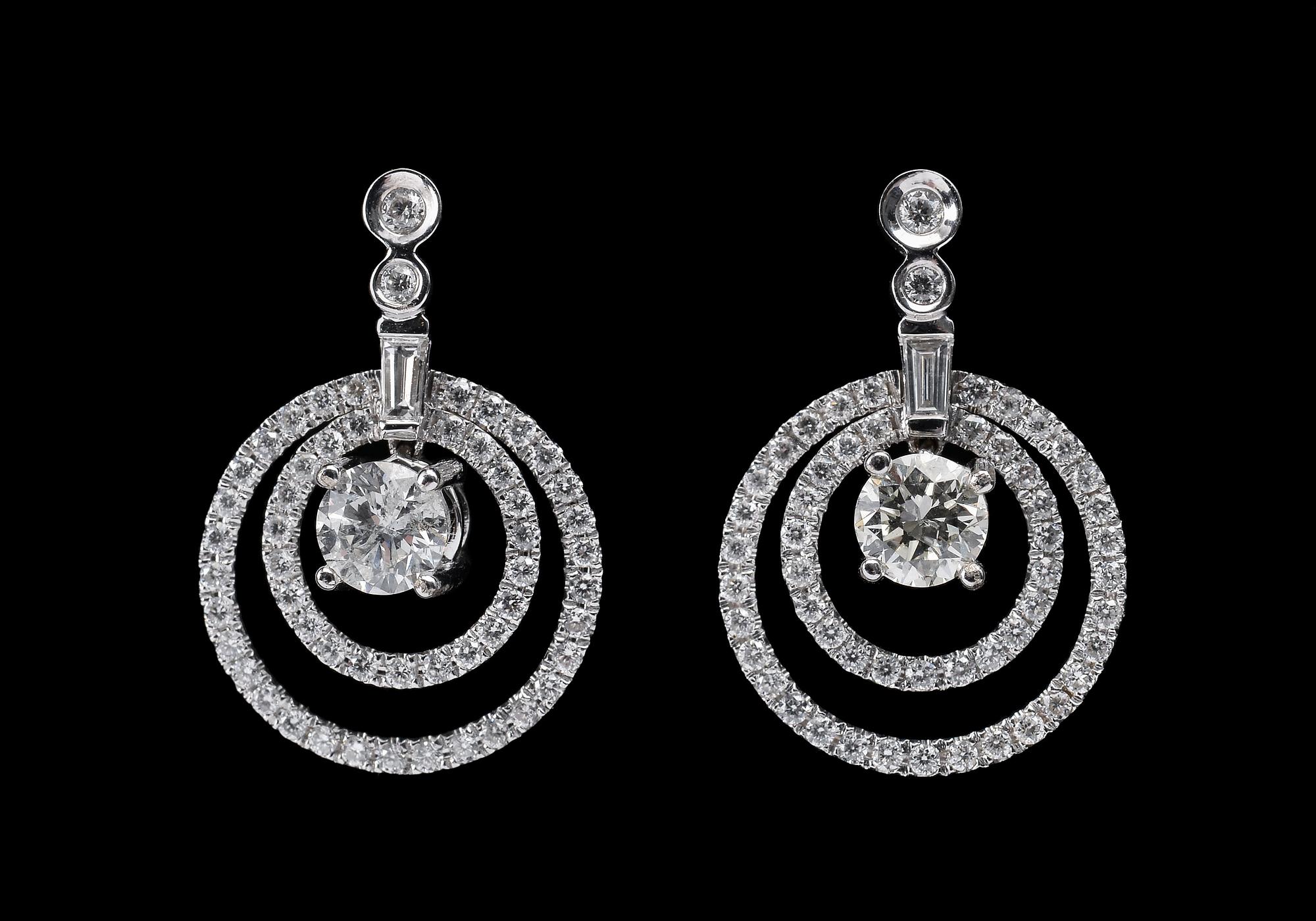 ÖRHÄNGEN, briljantslipade diamanter ca 2.20 ct. Vikt 5,7 g.