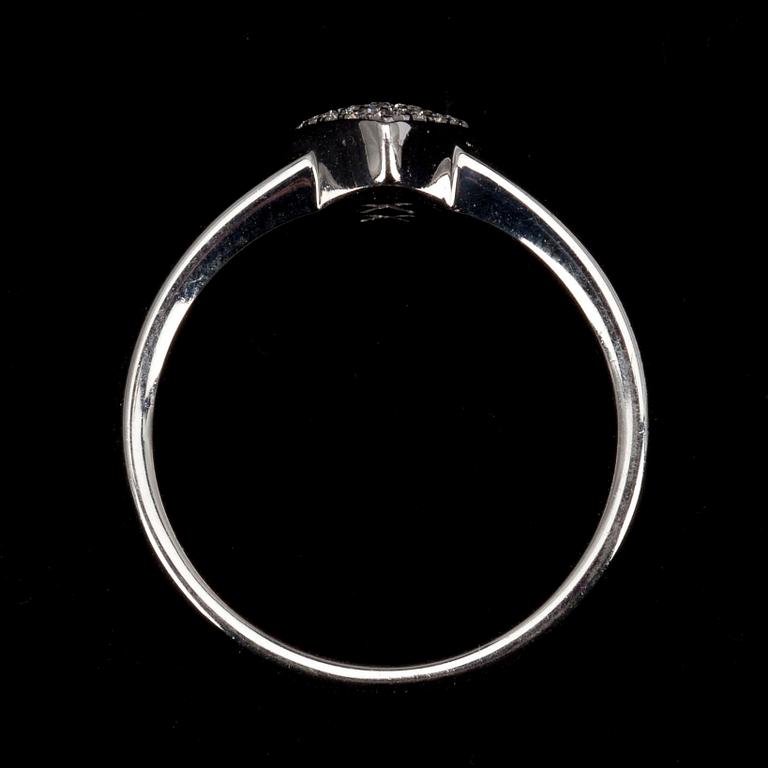 RING,18K rodinerat rödguld med briljantslipade diamanter tot ca0.34ct. Italien sent 1900-tal. Vikt. 5,7 g.