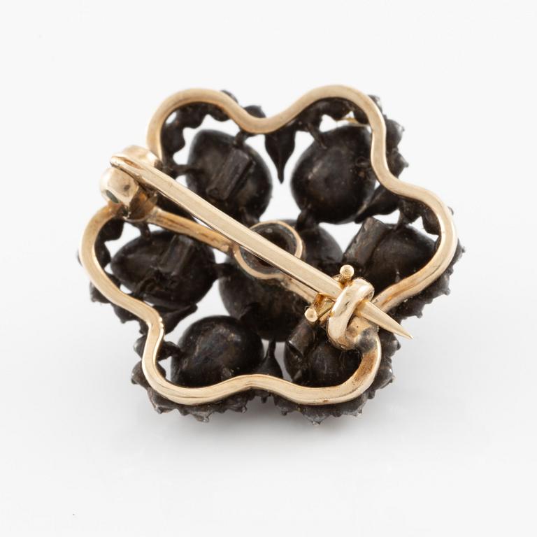 Brosch, silver med rosenslipade diamanter.