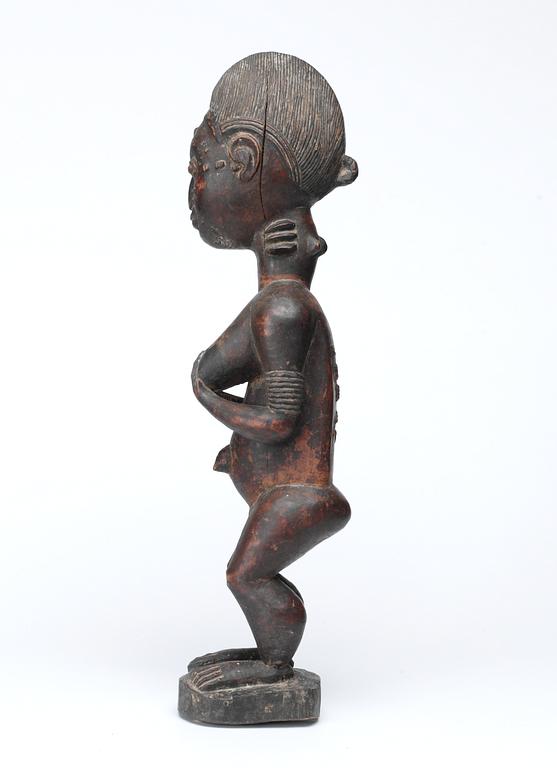 FETISCH. Trä. Baoule-stammen. Côte d'Ivoire (Elfenbenskusten) omkring 1940-1950. Höjd 47,5 cm.