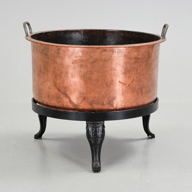 KITTEL PÅ STÄLLNING, koppar, omkring 1900.