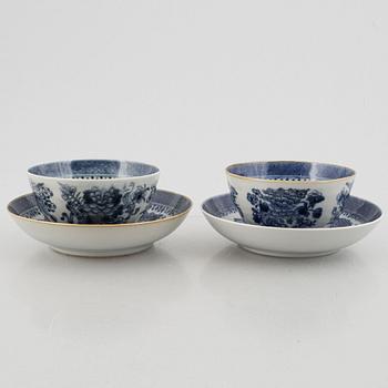 Two Chinese blue and white export porcelain cups with saucers, Qing dynasty, Jiaqing (1796-1820).