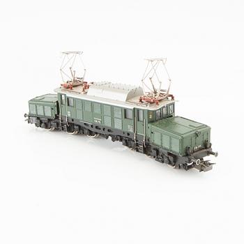 Märklin, 4 pcs. locomotives, including model 3031 and 3074, 6 cars of various models.