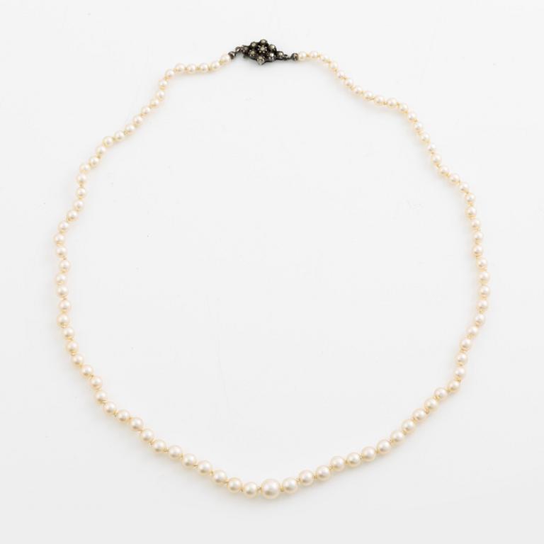 Pearl necklace with graduated cultured pearls, with a clasp of silver set with marcasites.