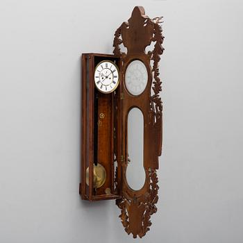 A Lenzkirch walnut wall clock from Germany, 1910s / 20s.