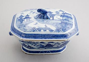 TERRIN MED LOCK, porslin, Kina, 1700-tal.