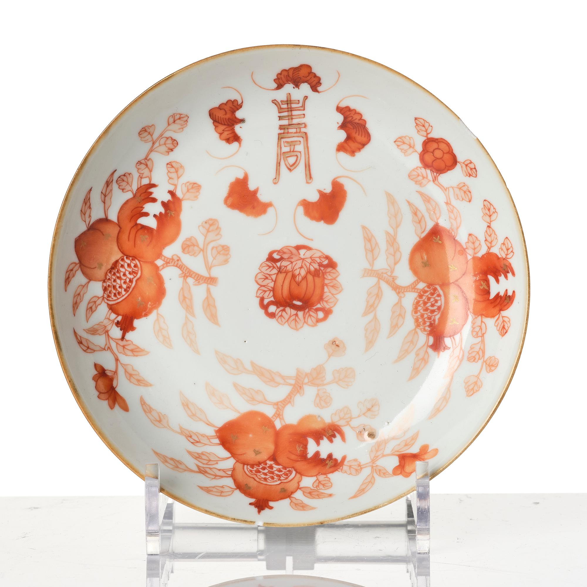 A Chinese porcelain dish and a spoon, late Qing dynasty / around 1900.