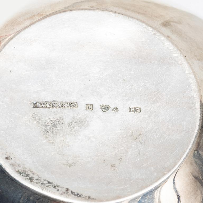 Vas samt två skålar, silver, Sverige 1917-1919.
