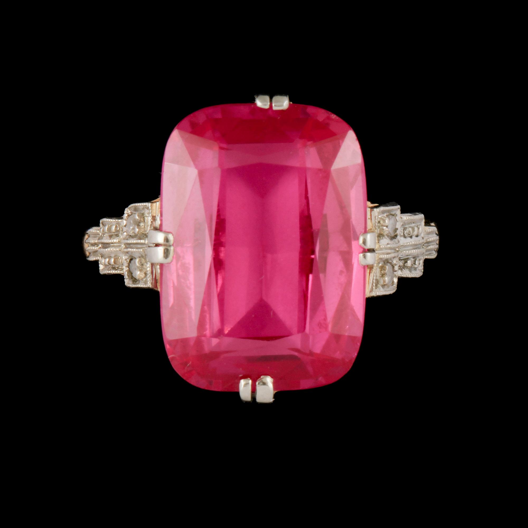 RING, 18k guld med 2 fasettslipade små diamanter samt antikslipad syntetisk rosa safir. Vikt 5 g.