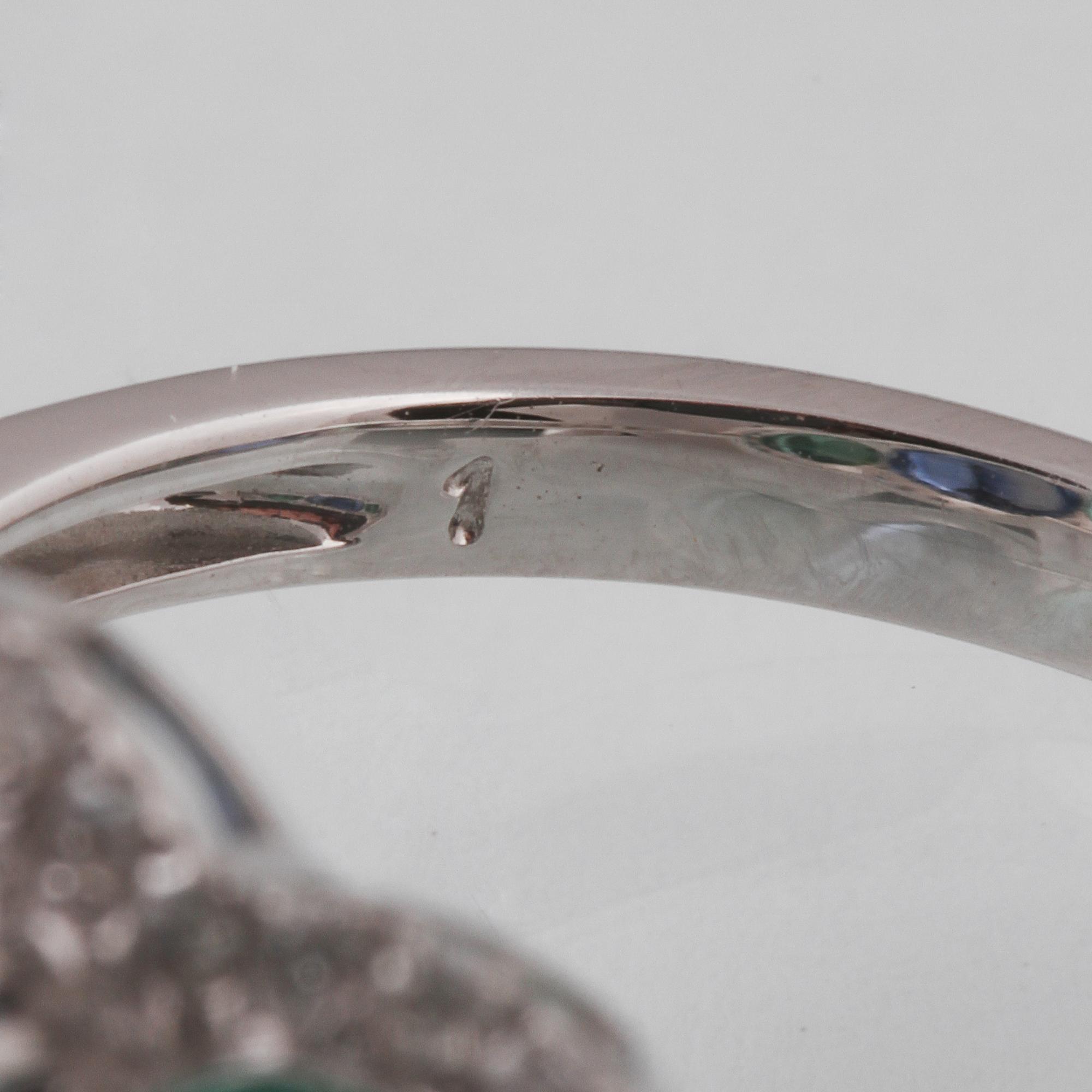 RING, 18K vitguld med fasettslipad kyanit 3.49 ct, 2 smaragder 1.23 ct och briljantslipade diamanter 0.33 ct. Vikt 3 g.