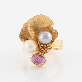 Ring, 18K gold with cabochon-cut amethyst and pearls, Argentum, Kalmar 1991.