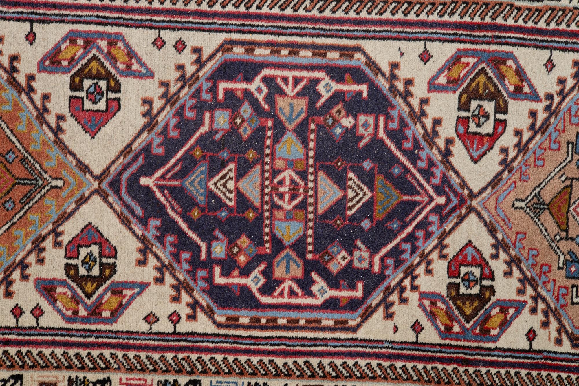 A runner carpet, Sarab, approx. 302 x 76 cm.