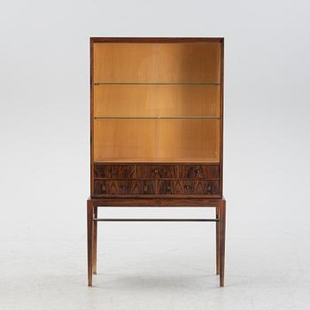 Svante Skogh, vitrinskåp, "Cortina", Seffle Möbelfabrik, formgivet omkring 1956.