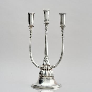 Georg Jensen, trearmad kandelaber, sterling silver, design Harald Nielsen, modell nr 595, Köpenhamn 1925-1932.