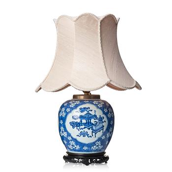 908. A blue and white jar, Qing dynasty, Kangxi (1662-1722).