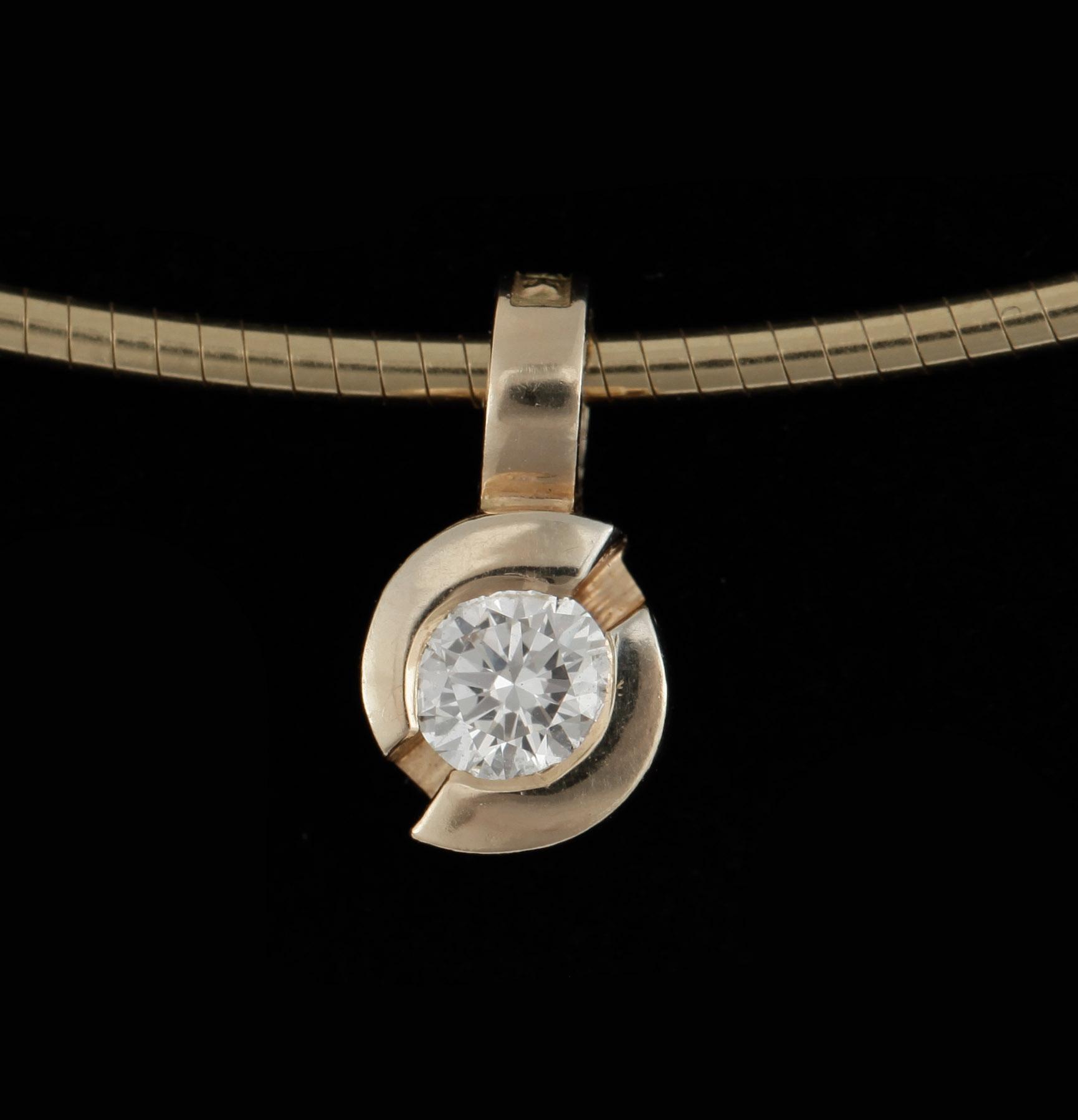 COLLIER, 18k guld med briljantslipad diamant ca 0,35 ct. Vikt ca 8,7 gram.