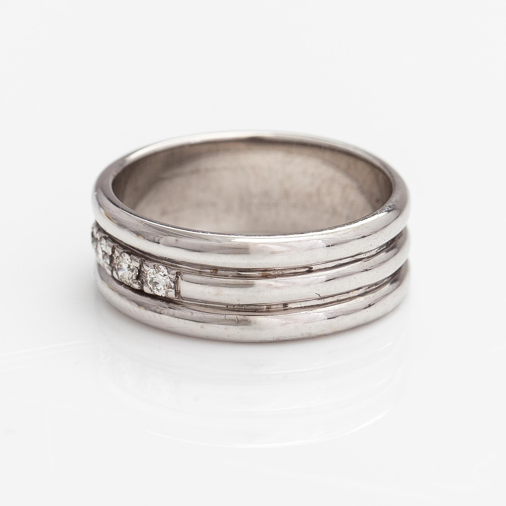 A 14K white gold ring with diamonds ca. 0.15 ct in total.
