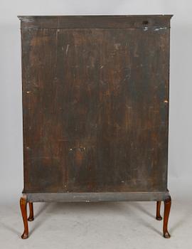 VITRINSKÅP, England, 1900-talets andra hälft.