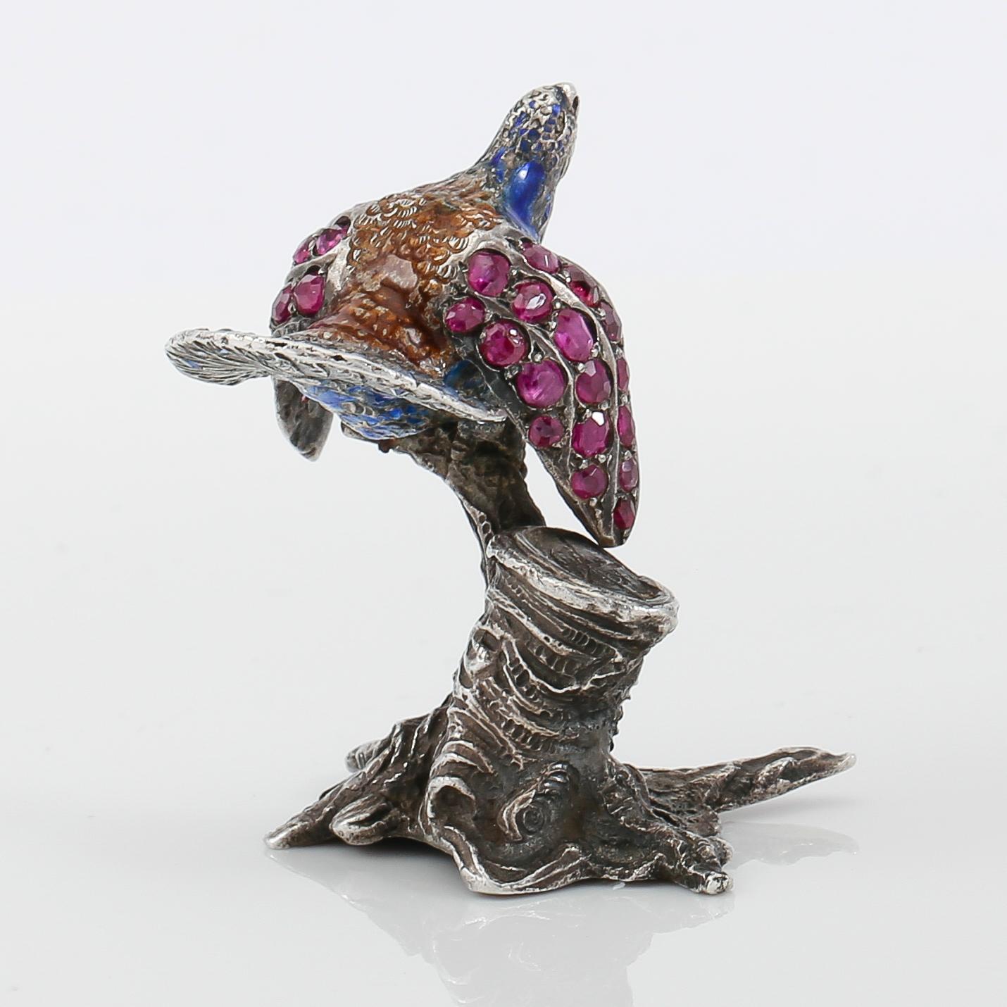 FIGUR, silver, emalj, rubiner och safirer, 1900-talets första hälft. Vikt ca 33 gram.