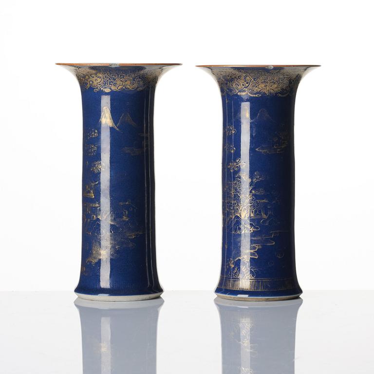 Trumpetvaser, ett par, porslin. Qingdynastin, 1700-tal.