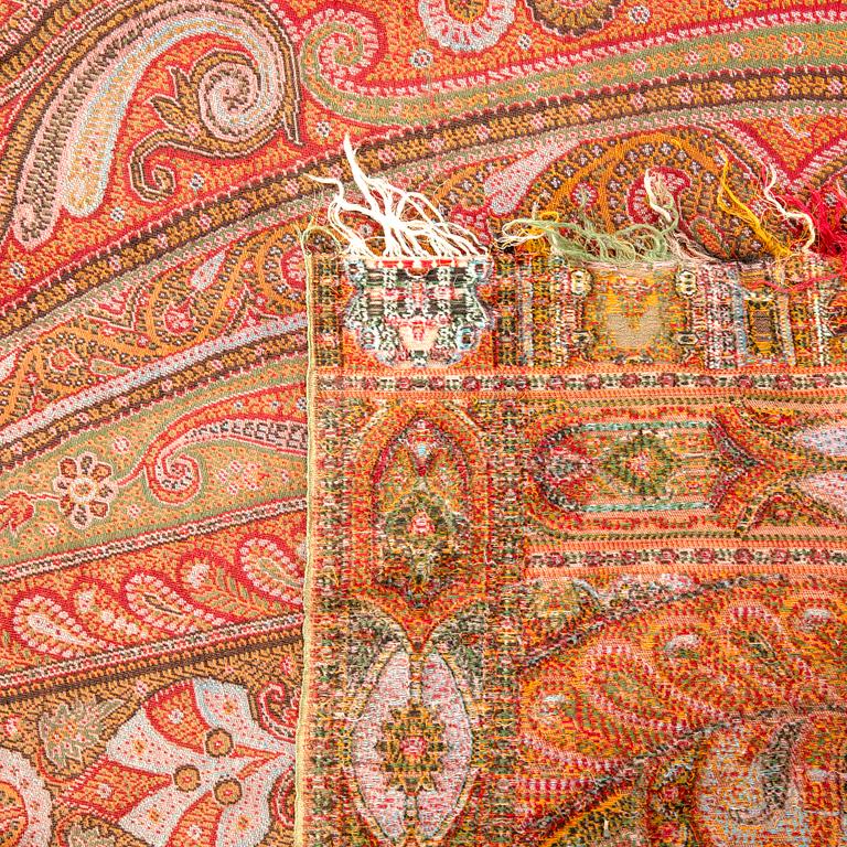 An early 1900s paisley shawl approx 290x160 cm.