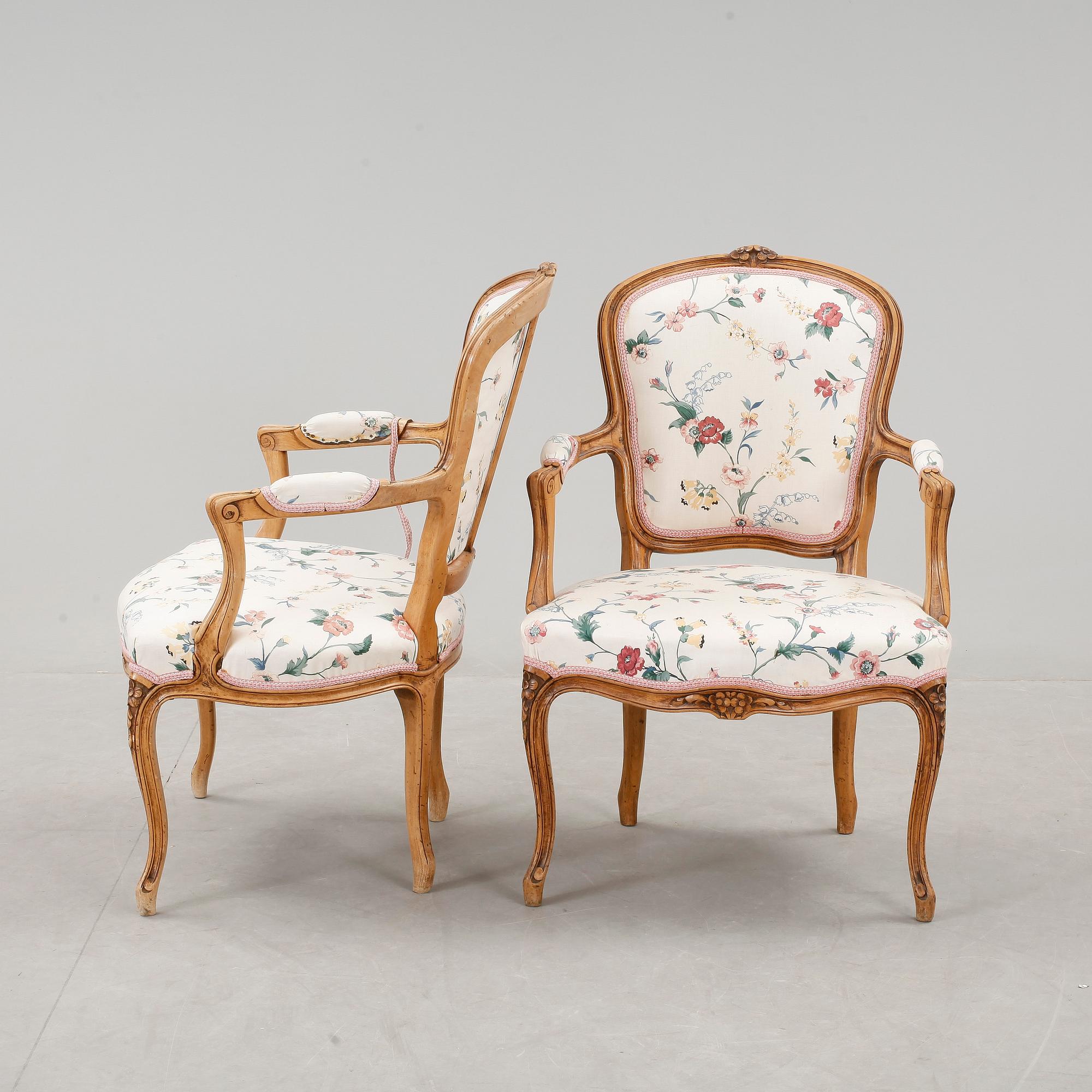 KARMSTOLAR, ett par. Louis XV-stil, 1800-tal.