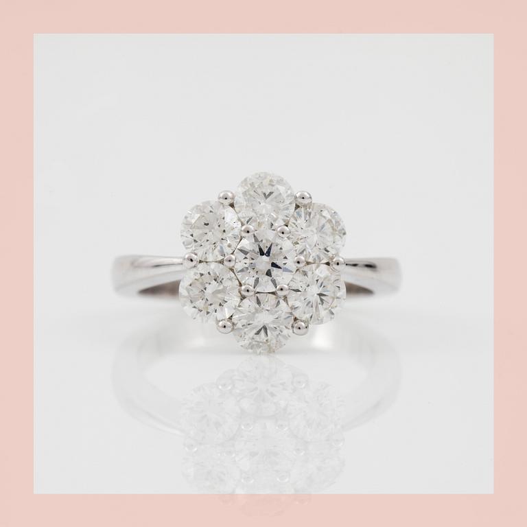 RING, 18k vitguld med briljantslipade diamanter tot ca 2.17ct. Vikt ca 5g.