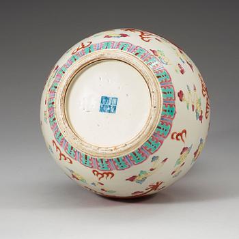 A double-gourd vase, 20th century, with Qianlong sealmark.