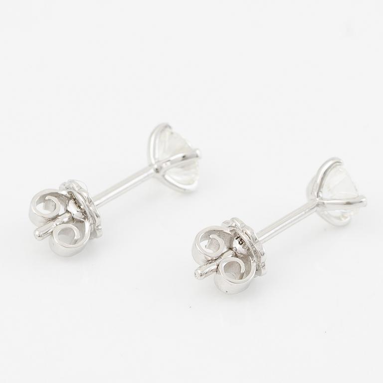 Earrings 18K white gold with brilliant-cut diamonds, accompanying GIA dossier.