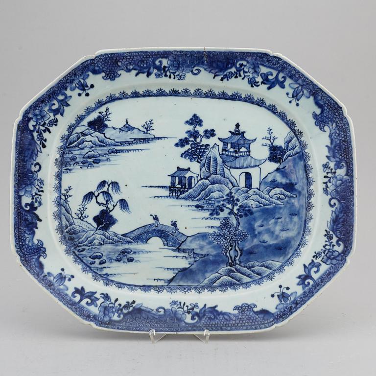 A large blue and white serving dish, Qing dynasty, Qianlong (1736-95).