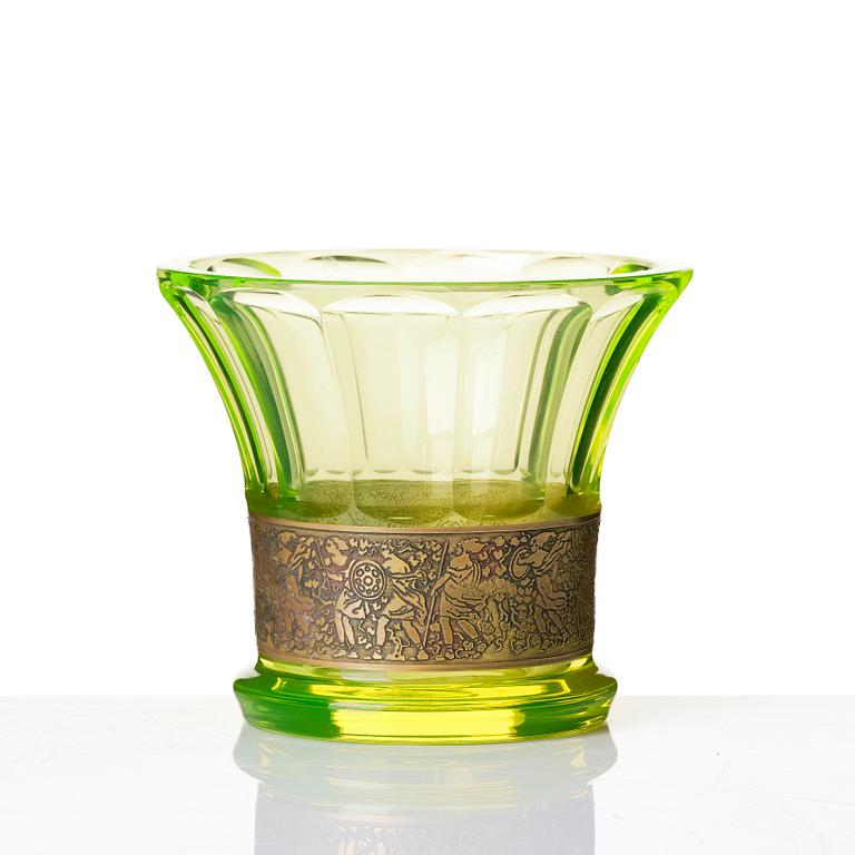 Vaser, två stycken och skål, "Fipop", glas och uranglas, Moser, Tjeckoslovakien, 1911-1938.