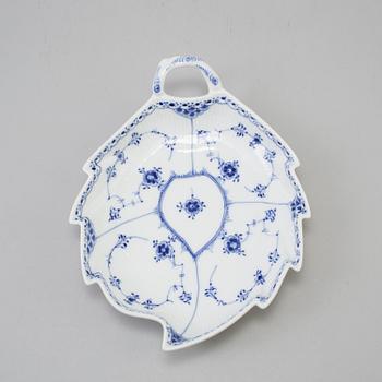 SERVIS, 44 delar, porslin, "Musselmalet", Royal Copenhagen, Danmark.