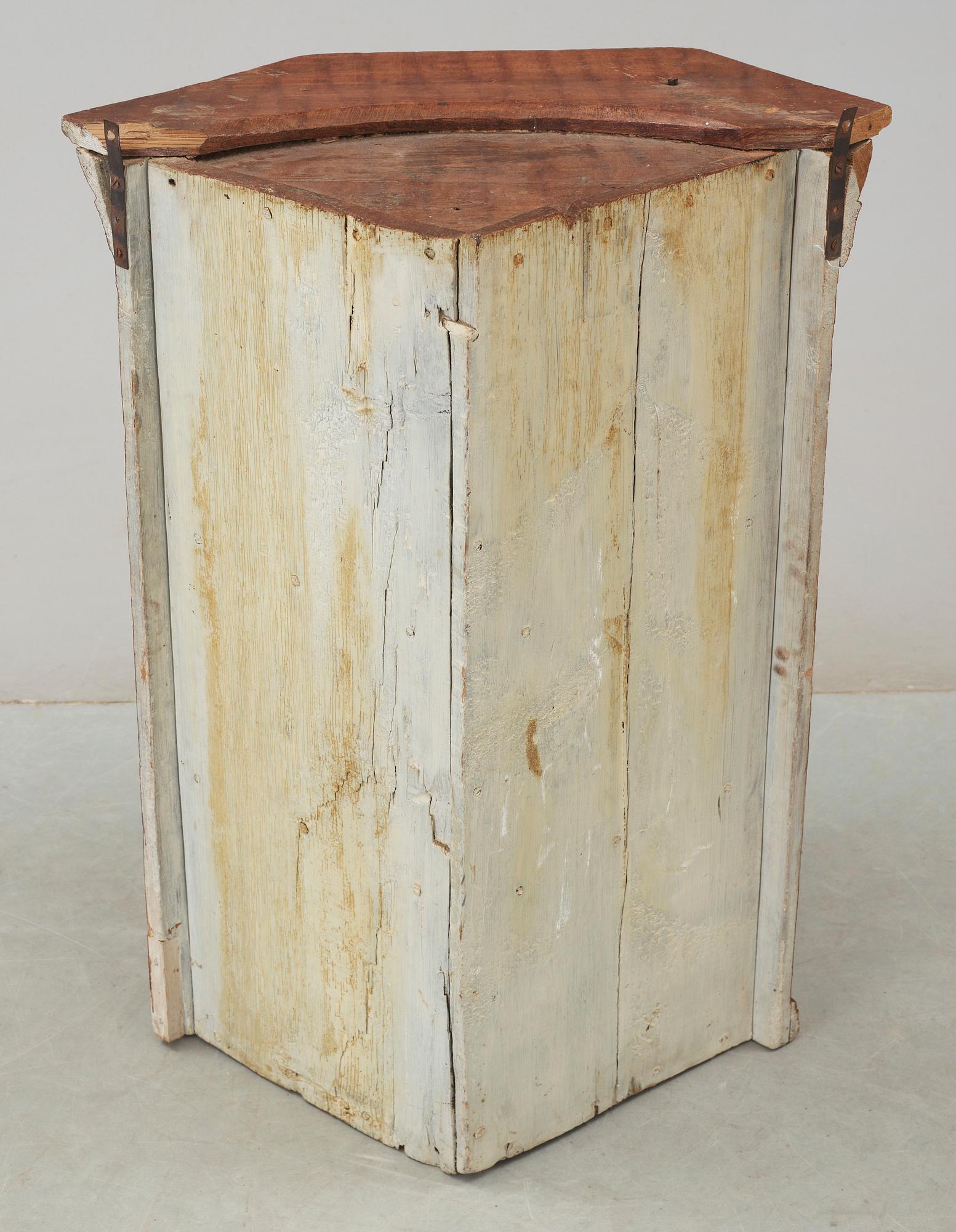 HÖRNHÄNGSKÅP, allmoge, 1800-tal.